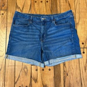 Old Navy High Rise Medium Wash Jean Shorts Size 16 “Minor piling” J3